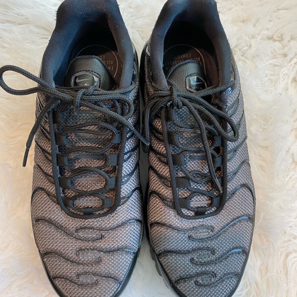 Nike black Air Max size 7